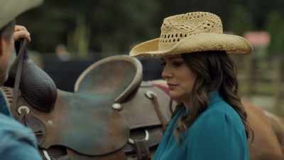 So, left hand...
on the reins, and the horn, - The Real West