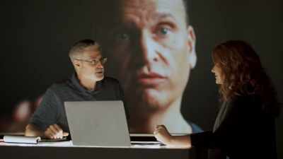 So let's go tell Bond the plan because, - Inside the Mind of a Con Artist