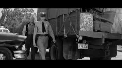 - So you like gum?
- Well, they say it keeps you from smoking. - Plunder Road
