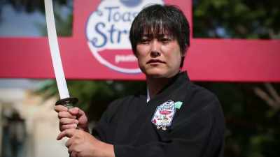 - So Machii sets his first
world record by slicing cleanly - The UnBelievable with Dan Aykroyd