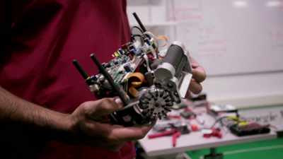 So that makes these robots
extremely versatile in their motion. - Lo and Behold: Reveries of the Connected World