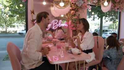 So many people look
for themselves - Love Trip: Paris