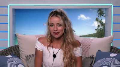 >> SO ME AND ZAC HAD OUR FIRST
KISS. - Love Island