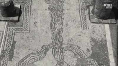 So much so that the Arlesians
decided to make it their emblem, - Roman Megastructures