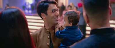 So she named him "Holaram." - Good Newwz