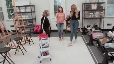 -So, now you have carts.
-And, hello, the things that we love. - Get Organized with The Home Edit