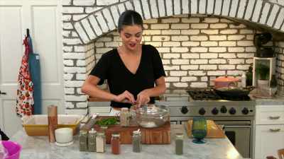 - So now, sprinkle it over the parts - Selena + Chef