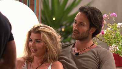 So, Olivia had found herself
in a Dan and Javi sandwich, - Love Island