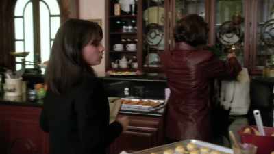 So sorry I'm late.
What are you doing here, Brenda? - Charmed