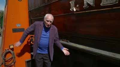So, the first task we have
is to Jack up the coach - Great Rail Restorations with Peter Snow