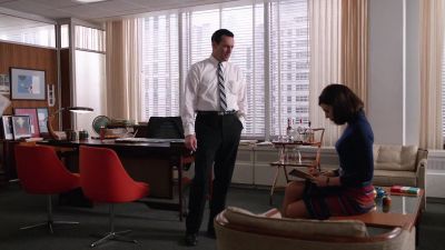 So the mom's wearing
the gIass space heImet - Mad Men