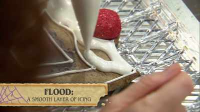 So the next thing I'm going
to decorate is the red lips - Halloween Cookie Challenge