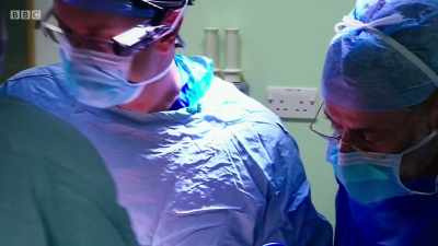 So the tumour is just coming
into view now. - Surgeons: At the Edge of Life