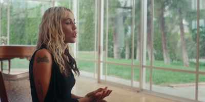 So, the visuals are pretty vivid
in the words. - Miley Cyrus - Endless Summer Vacation (Backyard Sessions)