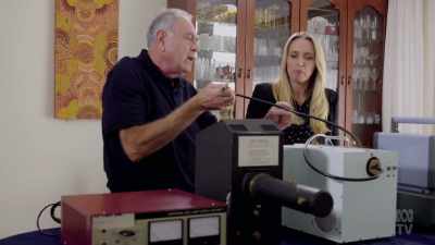 So, the walls inside
totally reflect the light, - Aussie Inventions That Changed The World