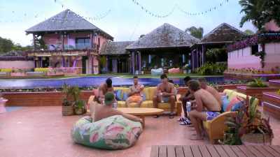 >> SO THERE'S ONE GIRL THAT'S
SINGLE? - Love Island
