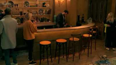 So there's two votes for Kate,
two votes for Quentin, - The Traitors