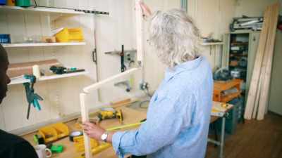 So those have both got to
essentially remain vertical
whilst it extends.Okay. - James May and the Dull Men