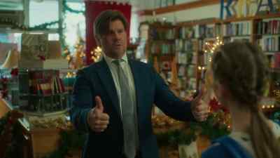 -So, thumbs up.
-Nobody does that anymore, Dad. - A Novel Christmas