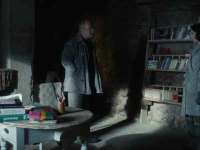 So you tie him up at night,
because he does his own thing? - Un amor