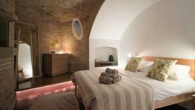 So, they used to keep
the gunpowder in here - - Extraordinary Escapes with Sandi Toksvig