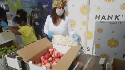 So, we're able to go and grab
that food, - What Am I Eating? With Zooey Deschanel