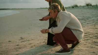 So we're gonna gently
put this on the sand - Love in the Maldives