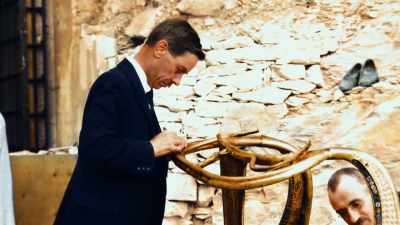 So what exactly does orpiment
contain? - Tutankhamun: Secrets of the Tomb