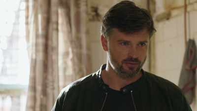 -So what's beardy man's name?
-Doesn't matter. It'll be fake. - Professionals