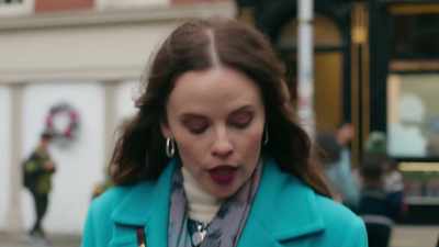 So, who's the jewelry
for, your girlfriend? - Christmas in Notting Hill