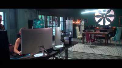- So, who's the mark?
-  Otto Huizen. - Righteous Thieves