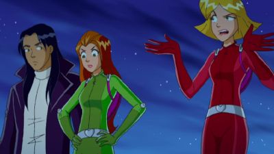 So why are we sneaking
into Seth's place again? - Totally Spies!