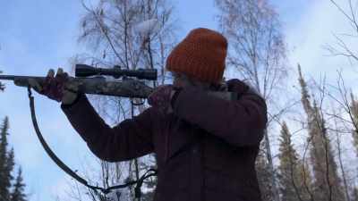 So, with Jessi pointing her
rifle directly into the den, - Life Below Zero: Next Generation