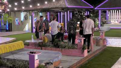 SO, YEAH, KYRA GETTING A TEXT,
THAT WAS OBVIOUSLY SURPRISING. - Love Island