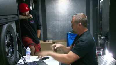 - So-- Yeah. Okay.
- You can see it. You can see it. - Street Outlaws No Prep Kings Team Attack