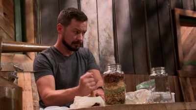So, you've got two
professional distillers - Moonshiners: Master Distiller
