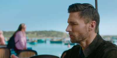 - So, you've lived in England?
- Yeah, almost five years. - For Love & Honey