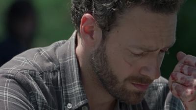 [Sobbing] He's there. - The Walking Dead
