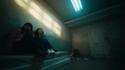 Sofia, on your feet. - FBI