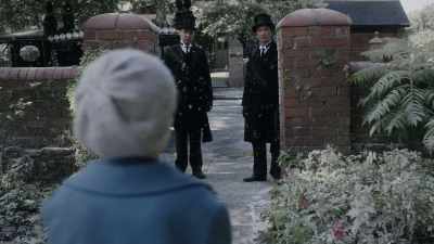 SOFIE:
Children. It's time to say goodbye to Papa. - Roald & Beatrix: The Tail of the Curious Mouse