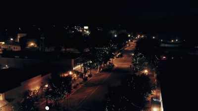 (soft gentle music)
(crickets chirping) - The Christmas High Note