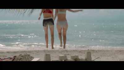 (soft guitar music)
(waves crashing) - Castaways