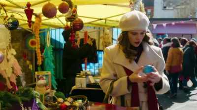 (soft music) - Christmas in Notting Hill