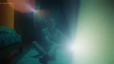 (soft tense discordant music)
(object shatters) - Inside the Mind of a Con Artist