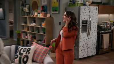 - Solana Castellano, Chelsea's agent.
- Nice to meet you. - Pretty Smart