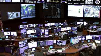 Som følge af en ordre- - Space Titans: Musk, Bezos, Branson