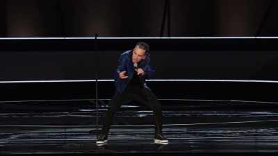 Some candles, dimly-lit,
a little Kenny G playing. - Sebastian Maniscalco: Stay Hungry
