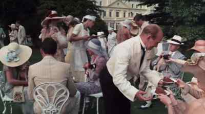 - Some chocolate cake, madam.
- Thank you very much. - The Great Gatsby