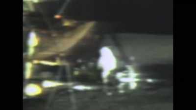 Some debunkers have suggested
that flag waving - American Moon