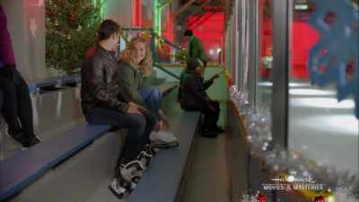 - Some hot chocolate, please.
- One hot chocolate, coming up. - A Veteran's Christmas